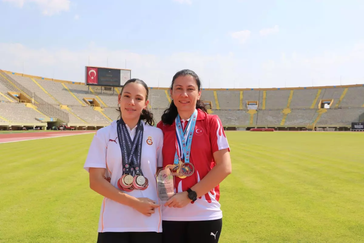 Anne Kız Atletizmde Birlikte Koşuyorlar