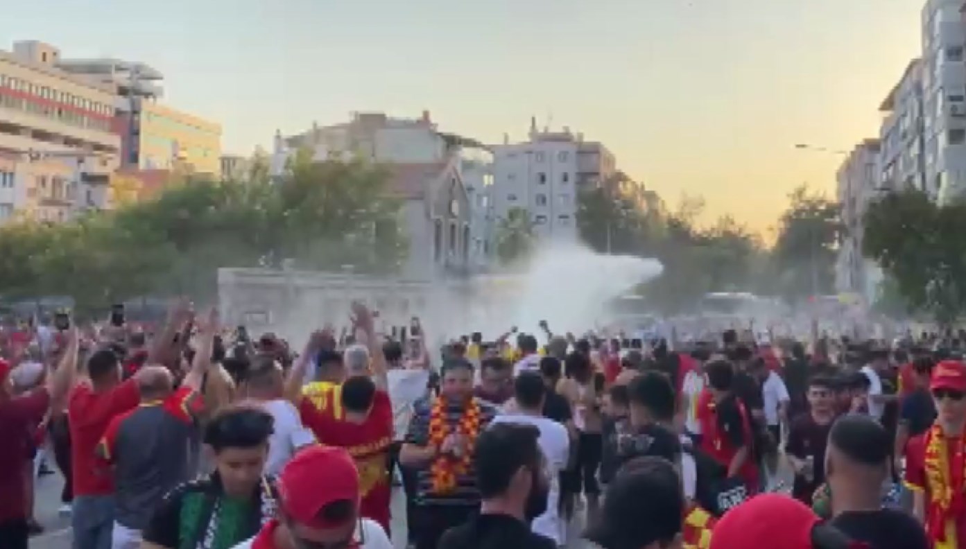 Göztepe-Fenerbahçe maçı öncesinde İzmir sokakları karıştı: Ali Koç taraftar otobüsünde