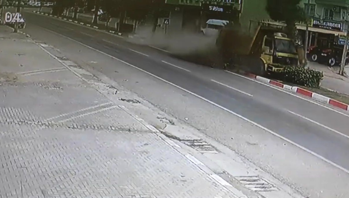 Kamyon refüjdeki ağaçlara çarpıp devrildi