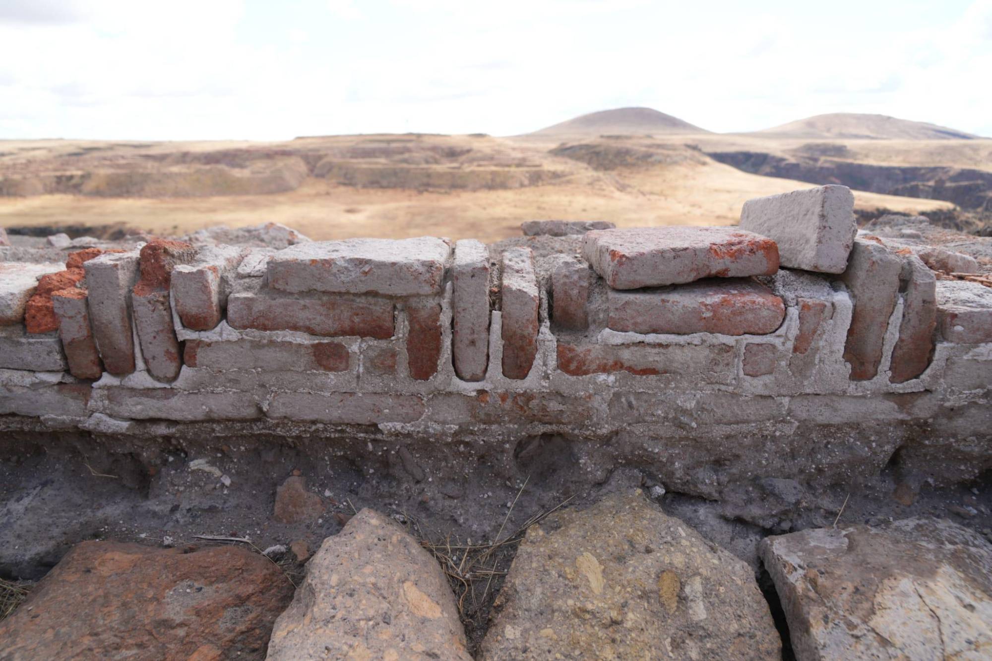 Bakan Ersoy, Ani’deki kazılarda Selçuklu dönemine ait kümbet bulunduğunu duyurdu