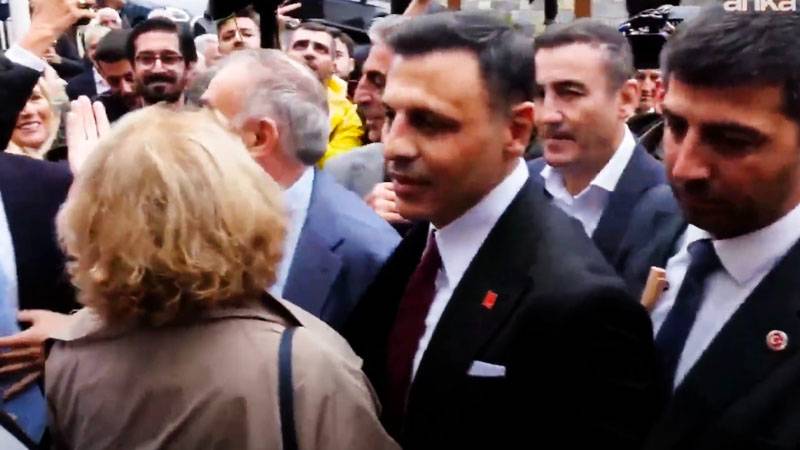 CANLI | Olağanüstü kongrede bir kez daha CHP İstanbul İl Başkanı seçilen Özgür Çelik, mazbatasını alıyor