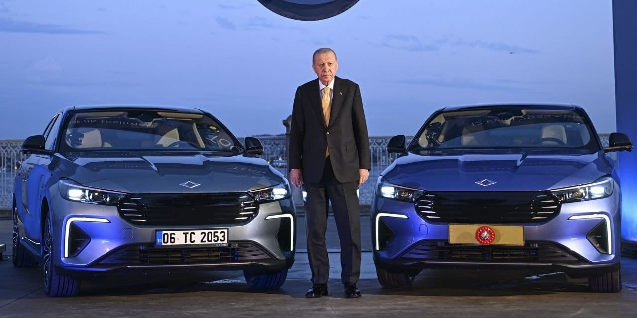 TOGG T10F hediye edildi Erdoğan direksiyonuna geçti