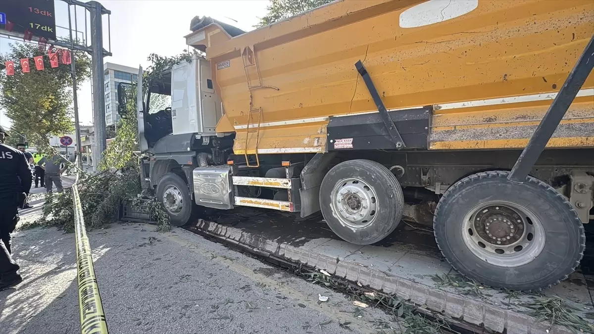 Freni Arızalanan Kamyon 7 Konteyneri Devirdi