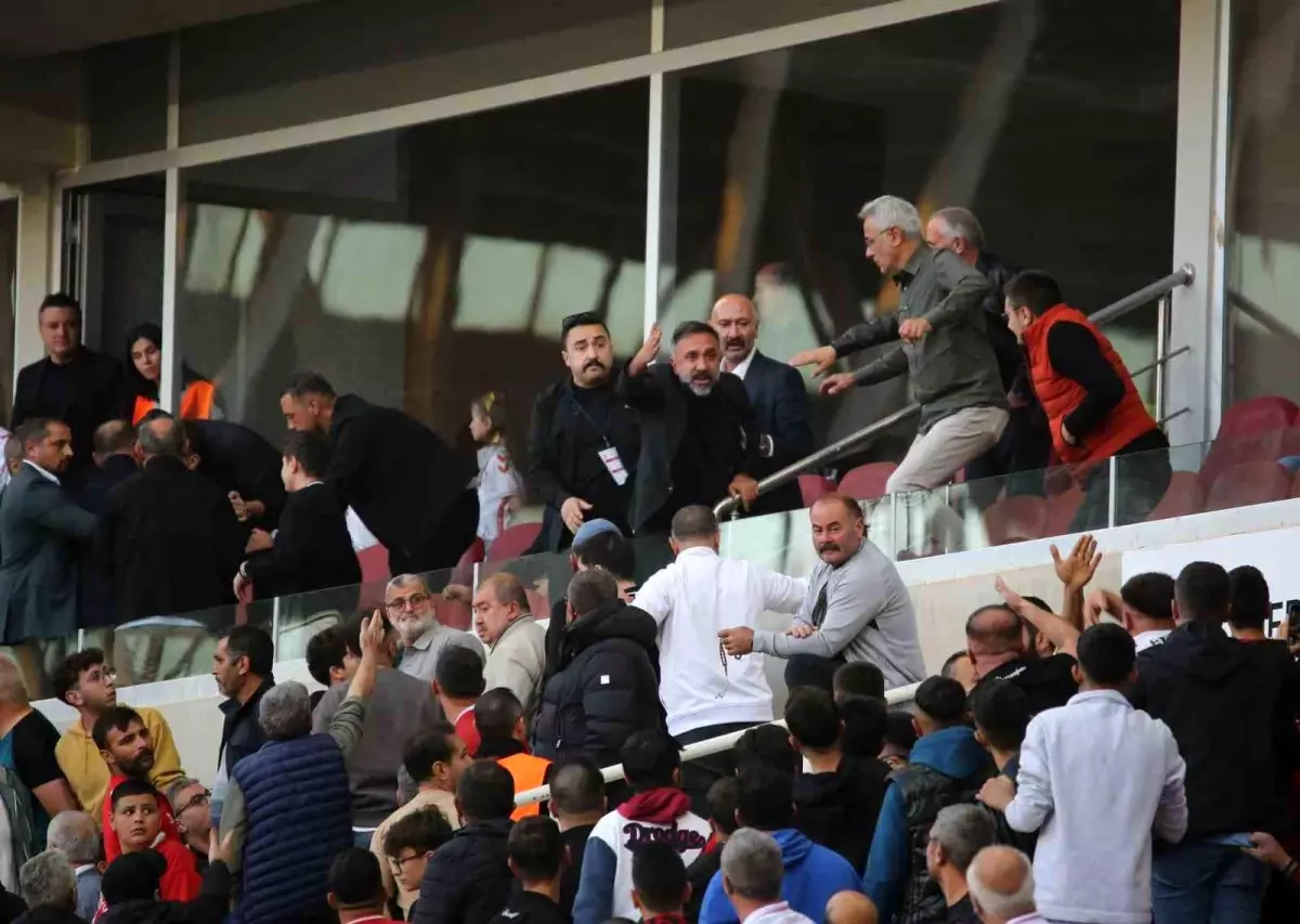 Sivasspor Başkanı Gökhan Karagöl, Taraftarla Tartıştı