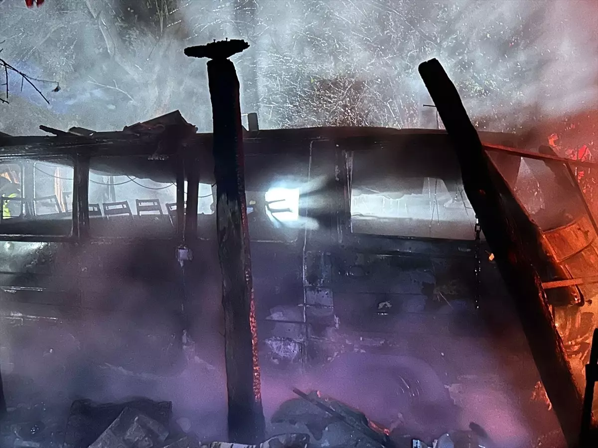 Bartın’da Yıldırım Minibüs ve Traktörü Vurdu