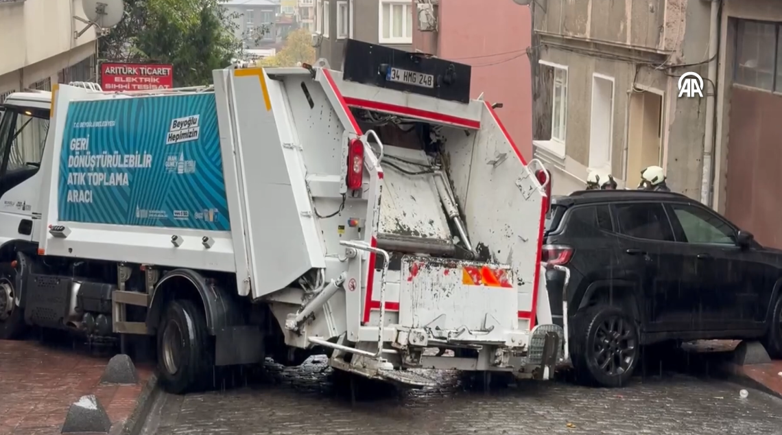 Beyoğlu’nda çöp kamyonu binaya çarptı