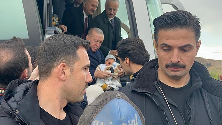 Cumhurbaşkanı Erdoğan konvoyu durdurup 4 aylık bebeği sevdi