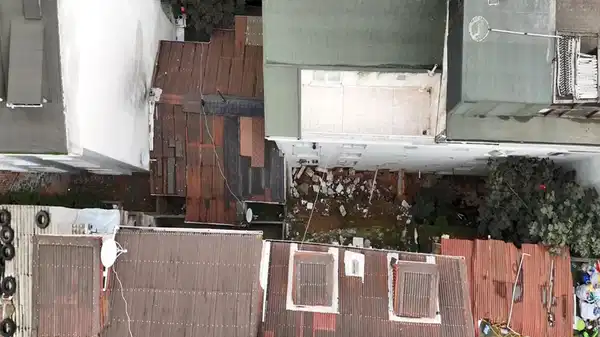 İstanbul Arnavutköy’de istinat duvarı yıkıldı: 2 bina tahliye edildi!