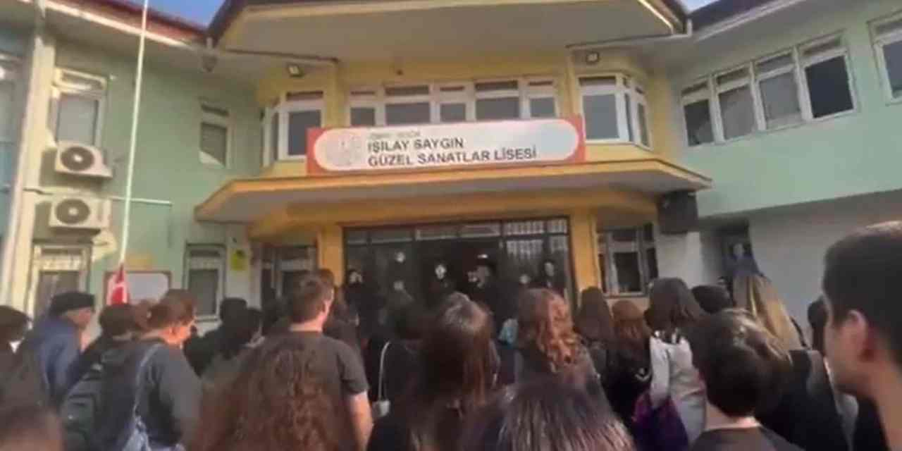 İzmir’de lise öğrencileri ‘Andımız’ı okudu! Okul müdürü durdurmaya çalıştı