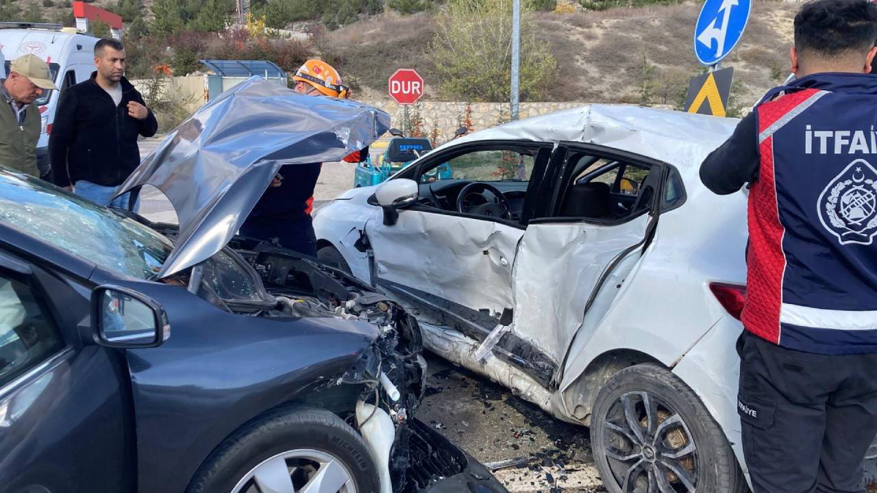 Kavşakta otomobiller çarpıştı: Çok sayıda yaralı var!