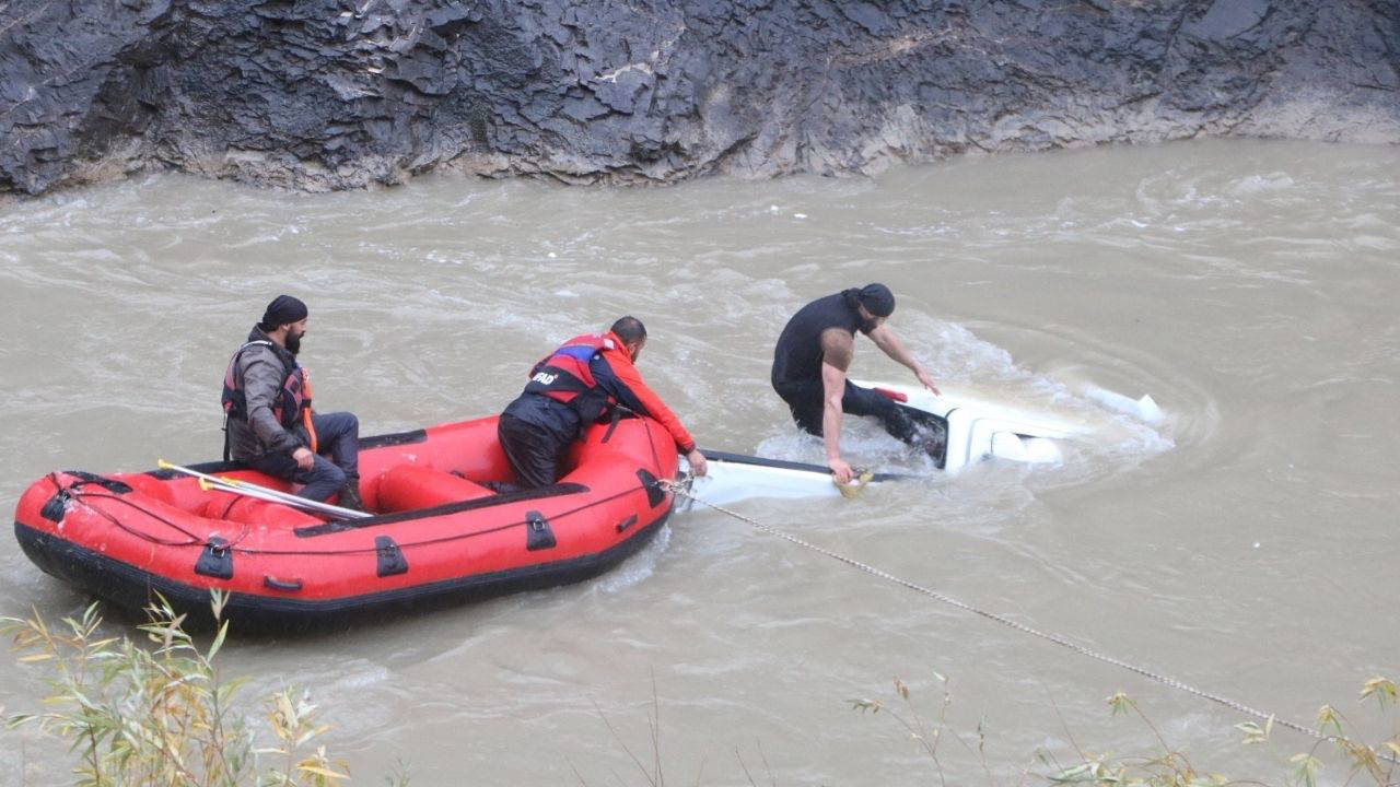 Zap Suyu’na yuvarlanan kamyonetteki 4 kişi, botlarla kurtarıldı