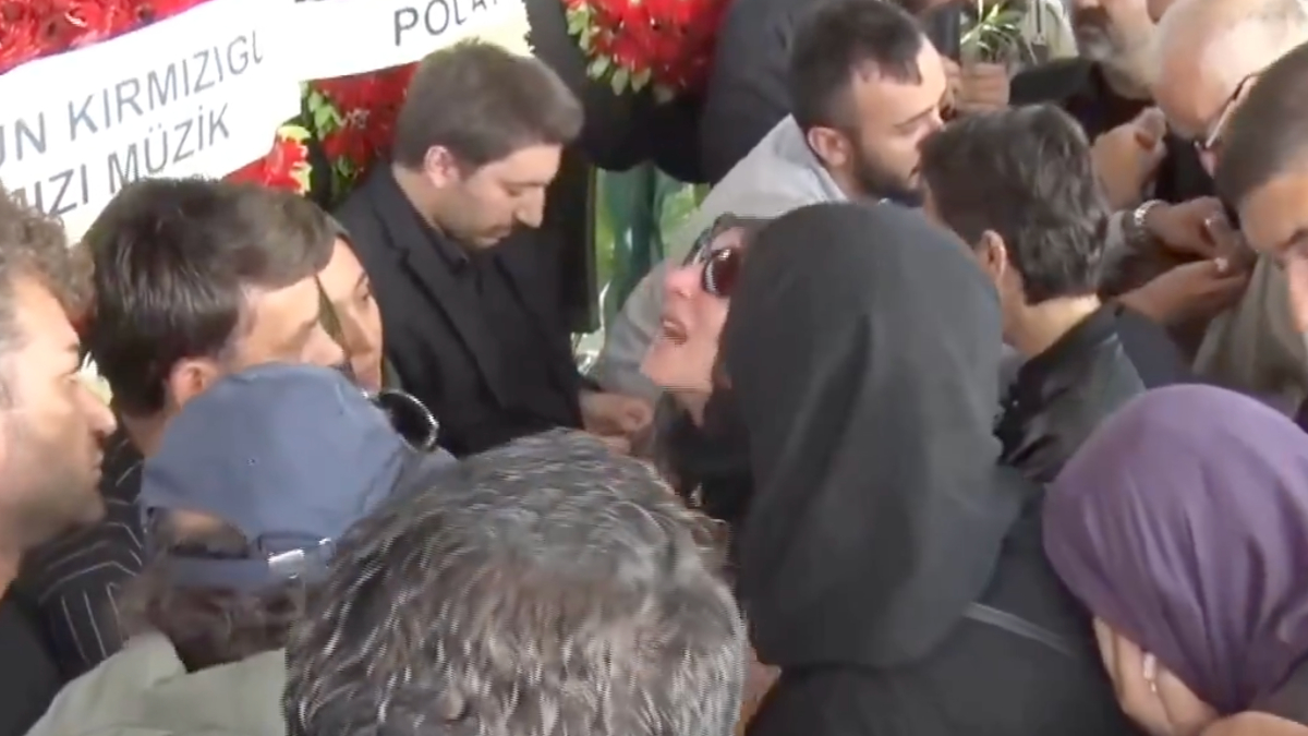 Annesini öldürme suçlamasıyla tutuklanan Tuğyan’ın cenazedeki görüntüleri yeniden gündemde