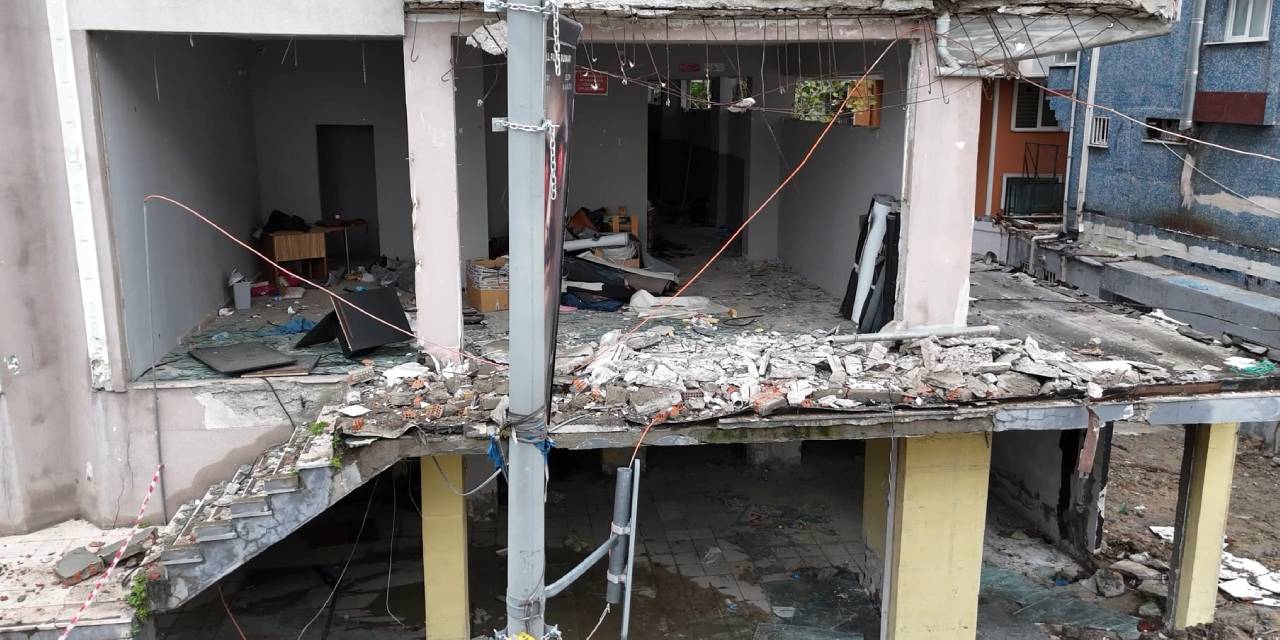 Avcılar’da tahliye edilen binanın balkonu çöktü