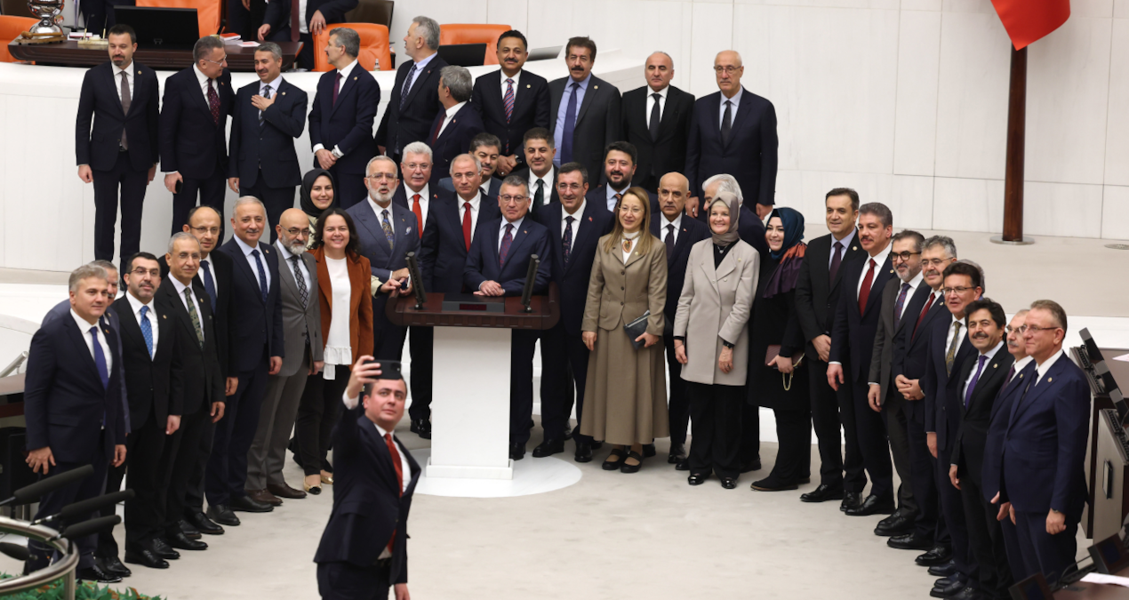 Bu selfienin arkasındaki mesaj ne? O fotoğrafta 272 AKP’li vekilden 42’si var