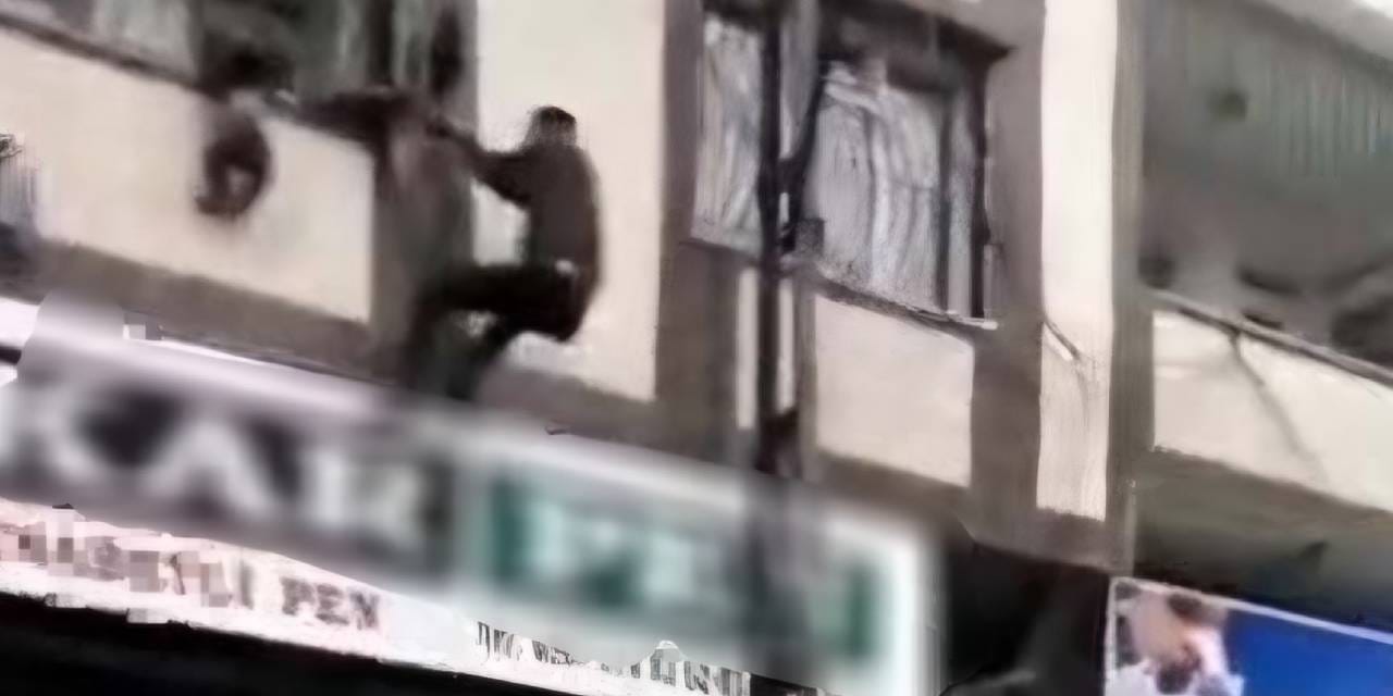 Küçük çocuk kafasından balkona asılı kaldı! O anlar kamerada