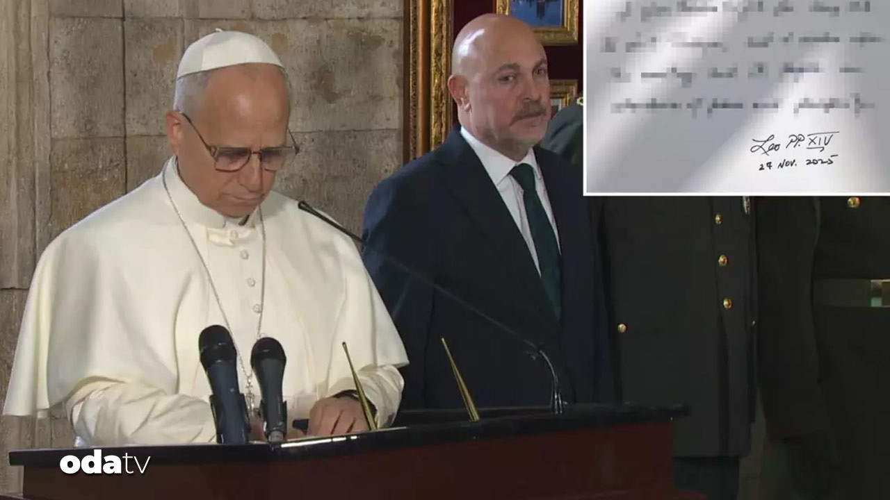 Papa ziyaretine kimse böyle bakmadı: Anitkabir’de yazmadığı konu ne