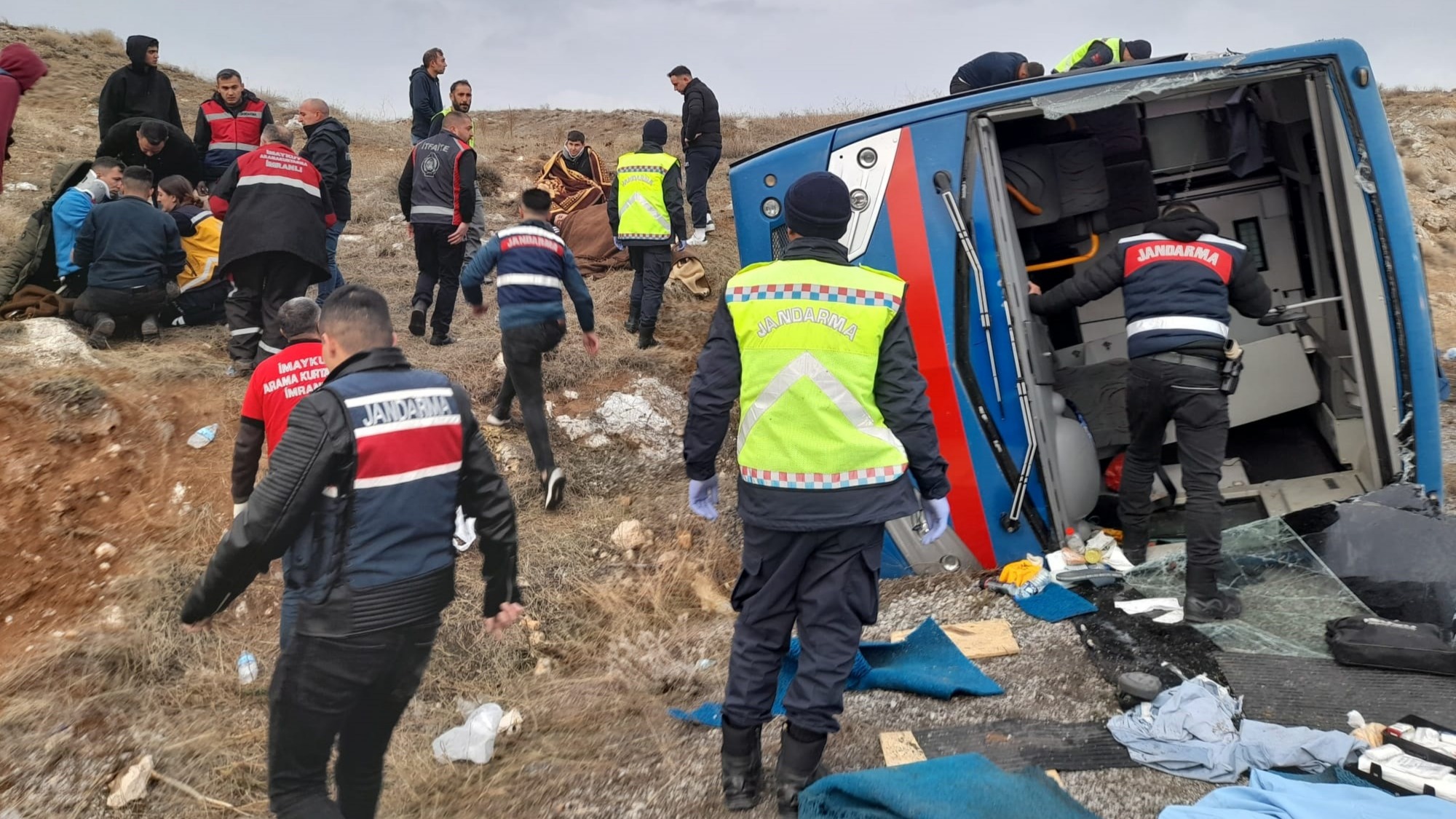 Sivas’ta cezaevi nakil aracı devrildi. 2’si ağır 9 yaralı