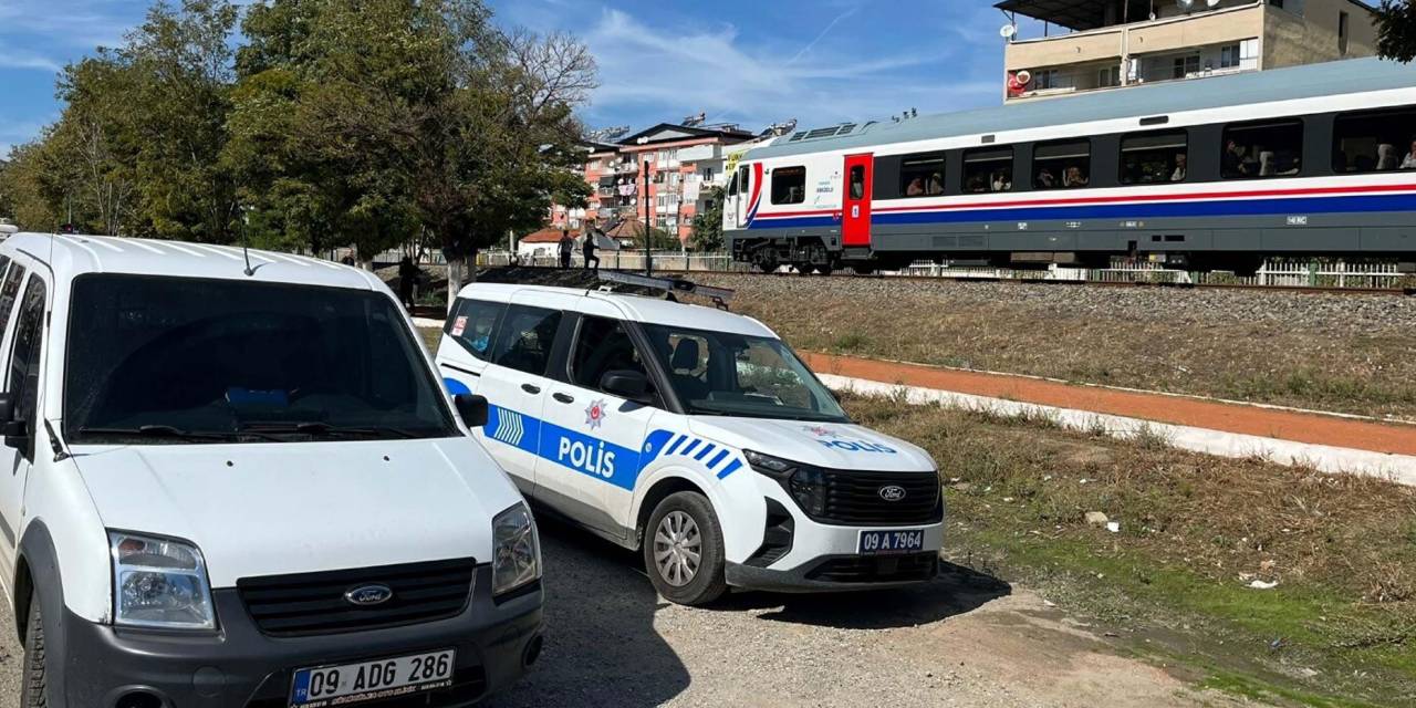 Torununu trenin altında kalmaktan kurtarmıştı: Yaşam mücadelesini kaybetti!