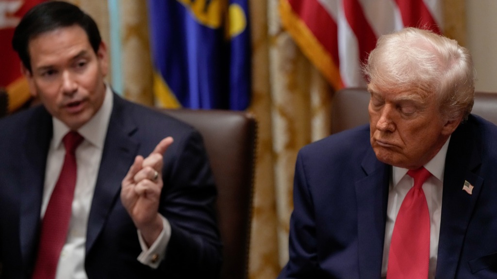 Trump, toplantıda gözlerini açık tutamadı