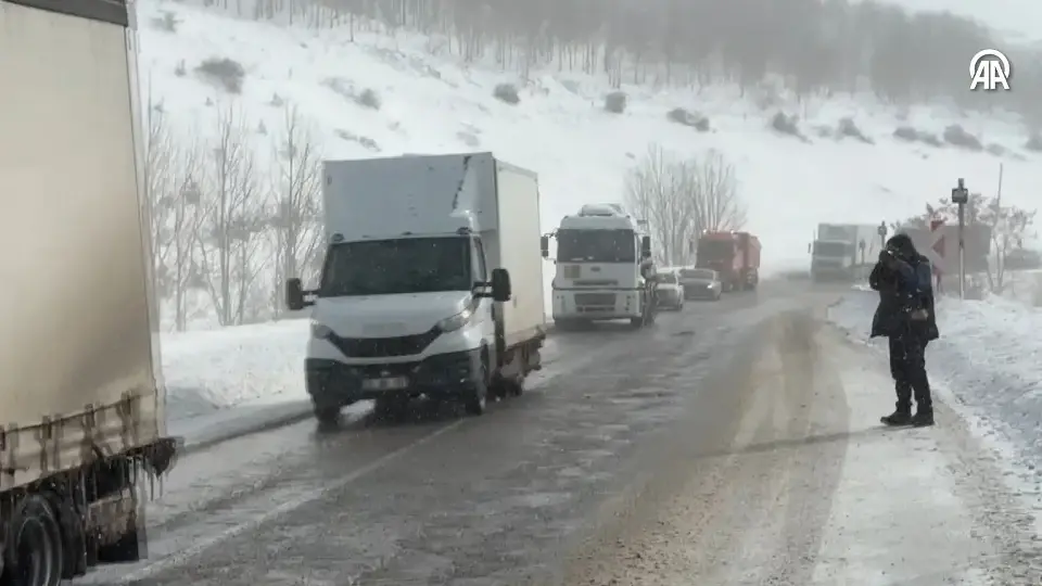Çığ nedeniyle kapanan Bayburt-Erzurum karayolu ulaşıma açıldı
