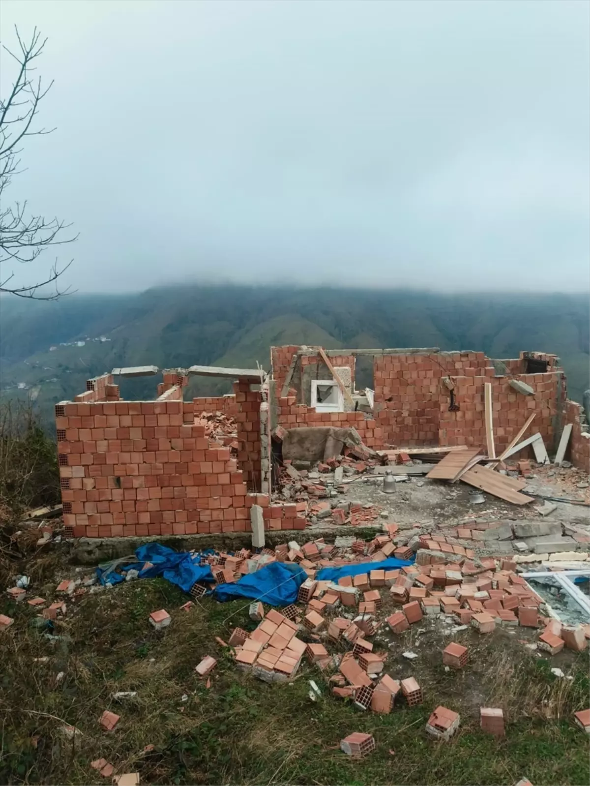 Samsun’da Kuvvetli Rüzgar İnşaatı Vurdu