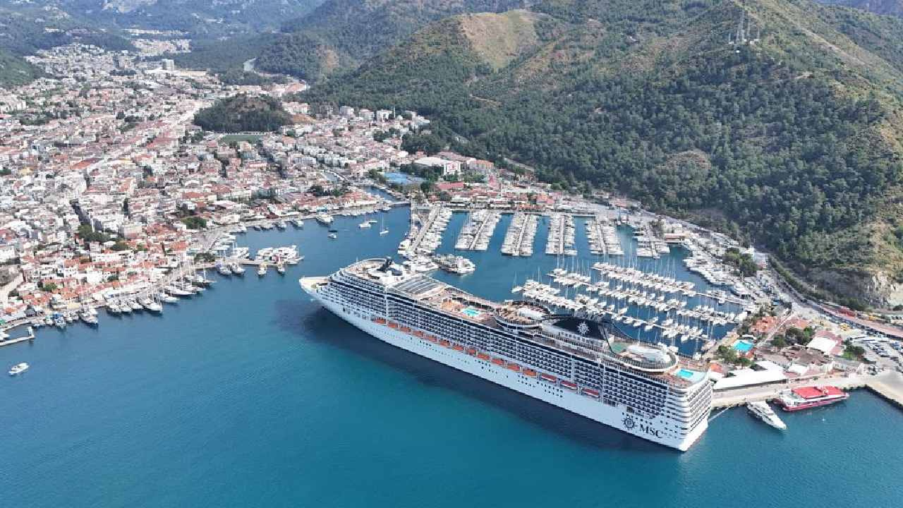 Muğla’ya Gelen Dev Gemi ile Binlerce Turist Limanı Terk Etti