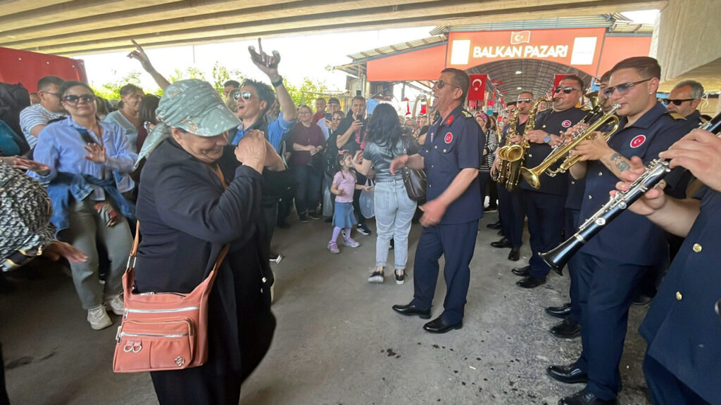 Balkan Pazarı’nda Neşeli Anlar: Bulgar ve Yunan Turistler Eğlencenin Tadını Çıkarıyor
