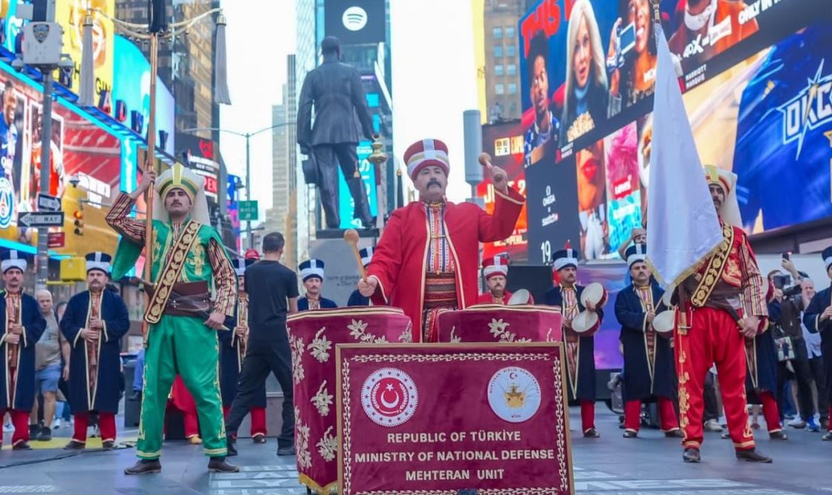 Mehteran Birliği, Türk Günü Yürüyüşü’nde New York Times Meydanı’nda Muhteşem Bir Performans Sergiledi