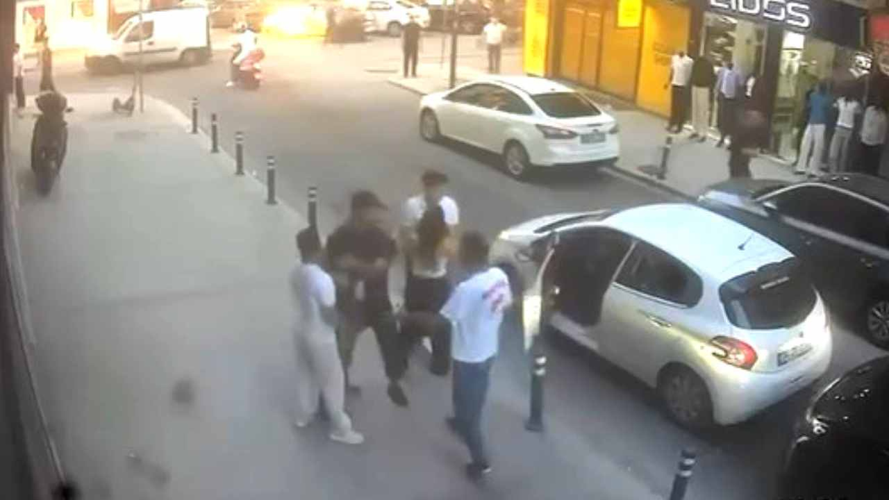 Avcilarda yol verme kavgasi kamerada tekme tokat birbirlerine girdiler akBHTReh